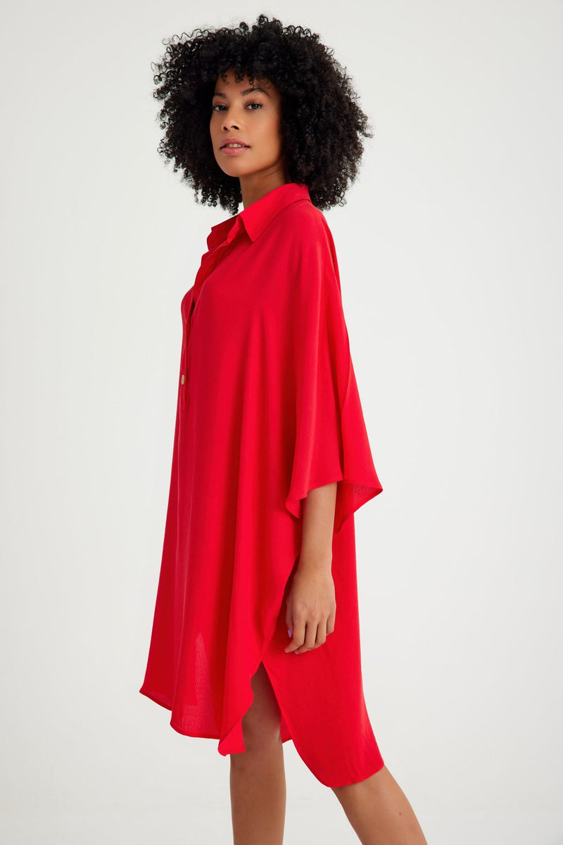 Kurzes Strandkleid mit rotem Hemdkragen