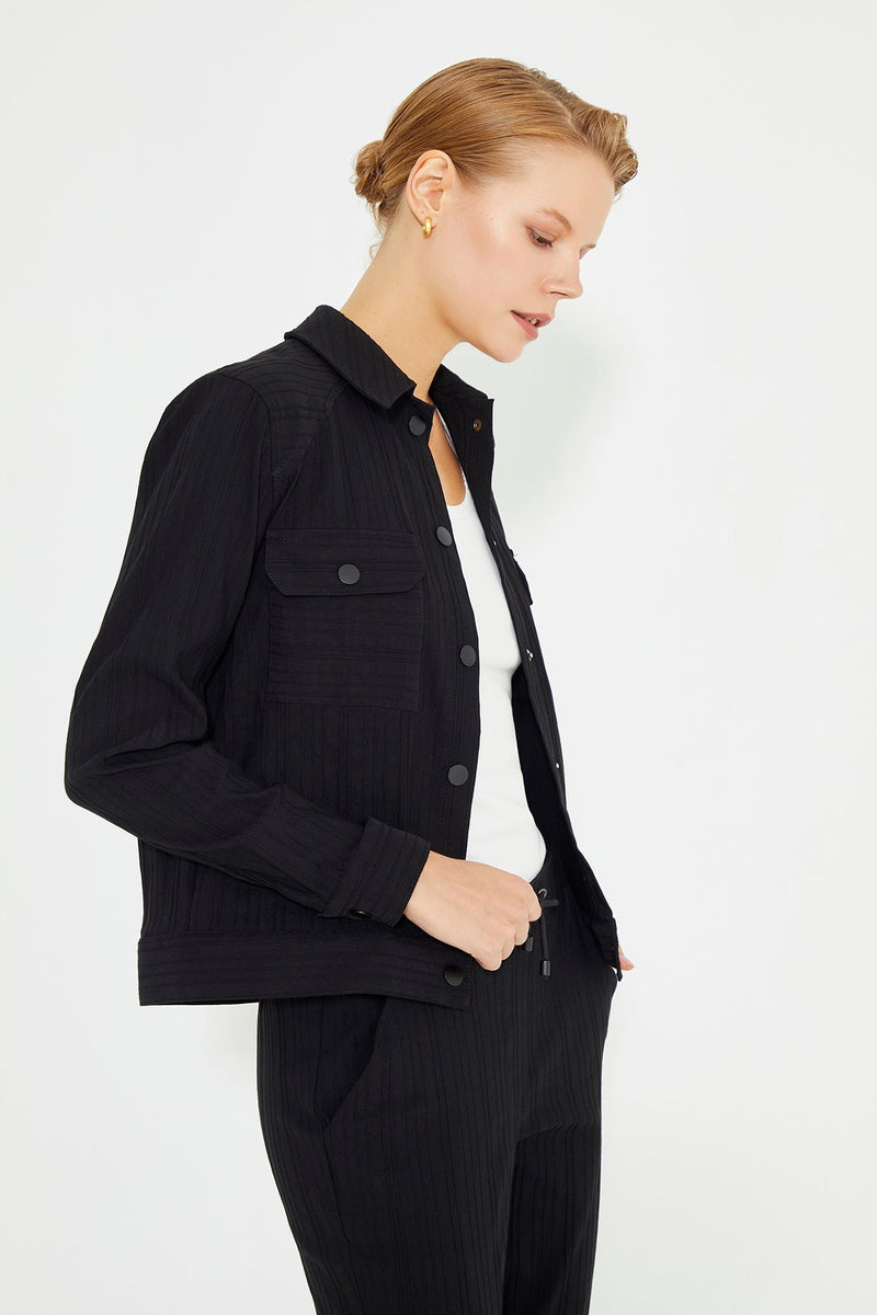 Schwarze Damenjacke mit Hemdkragen und langen Ärmeln