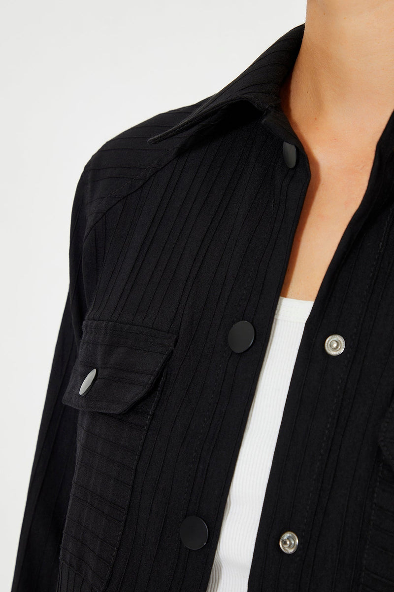 Schwarze Damenjacke mit Hemdkragen und langen Ärmeln
